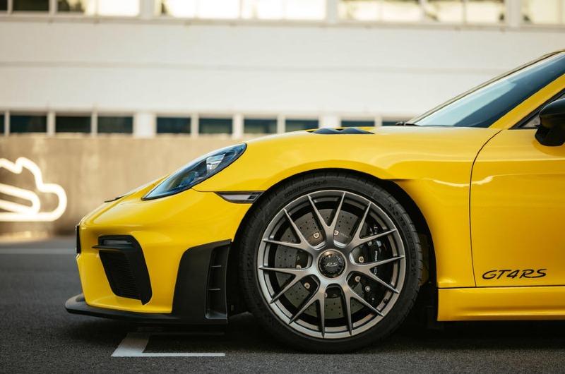 9-porsche-718-cayman-gt4-rs-2022-first-drive-alloy-wheels.jpg