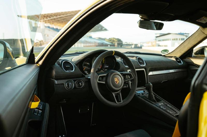 19-porsche-718-cayman-gt4-rs-2022-first-drive-dashboard.jpg