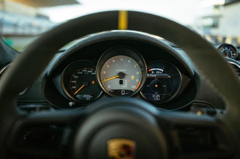 20-porsche-718-cayman-gt4-rs-2022-first-drive-dials.jpg