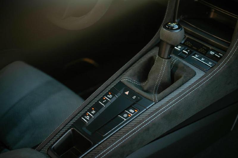 22-porsche-718-cayman-gt4-rs-2022-first-drive-centre-console.jpg