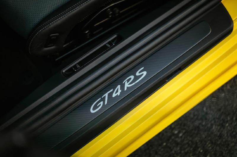 25-porsche-718-cayman-gt4-rs-2022-first-drive-kick-plates.jpg