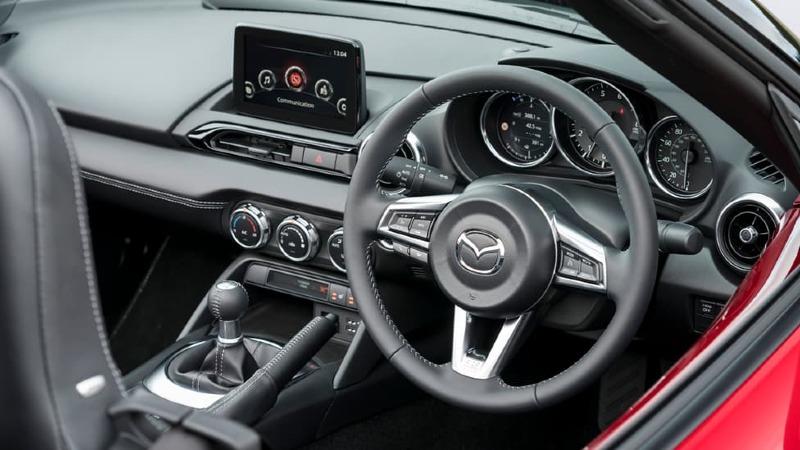 Mazda_MX-5_interior_steering_wheel.jpg