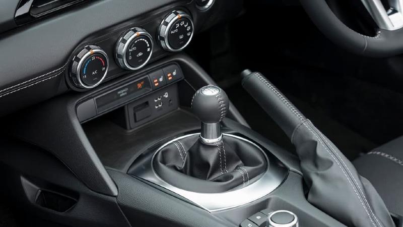 Mazda_MX-5_interior_detail.jpg