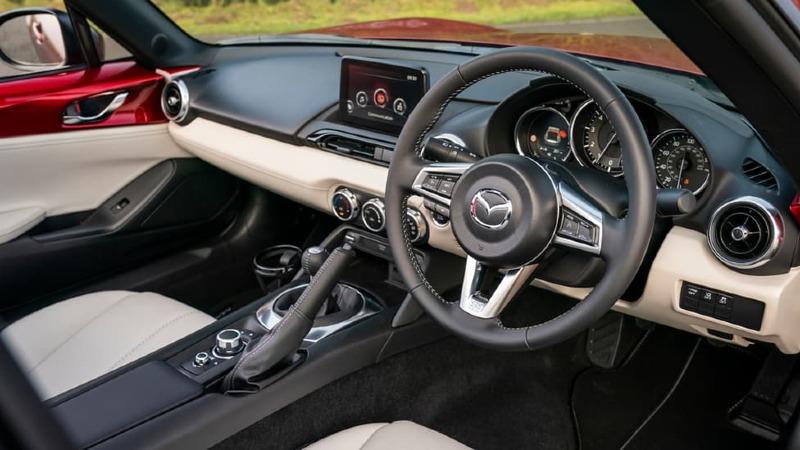 Mazda_MX-5_RF_interior_front.jpg
