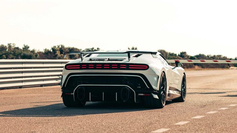 bugatti-centodieci-i-collaudi-sulla-pista-di-nardo (3).jpg