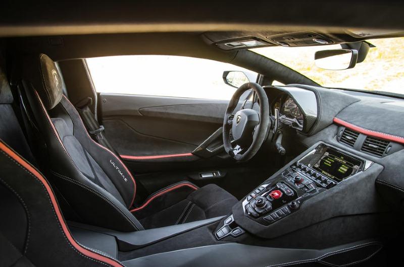 7-lamborghini-aventador-ultimae-2022-first-drivein.jpg