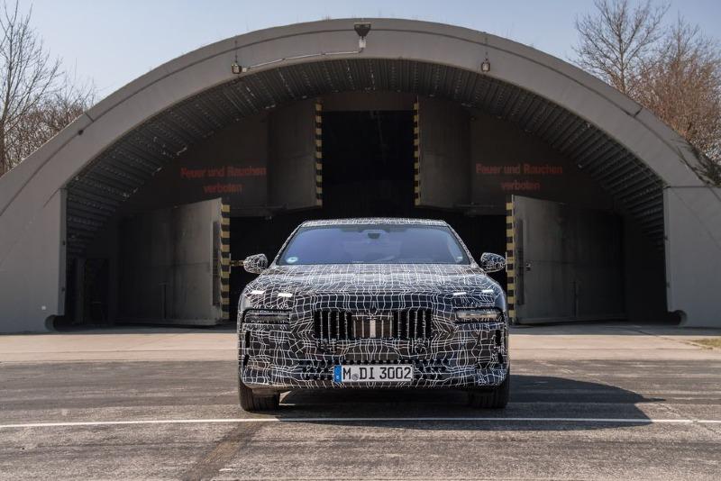 2023-bmw-7-series-prototype-108-1649095250.jpg