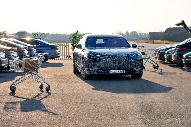 2023-bmw-i7-prototype-101-1649095315.jpg