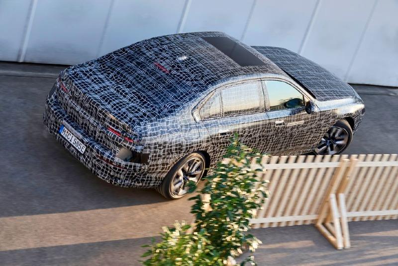 2023-bmw-i7-prototype-104-1649095314.jpg