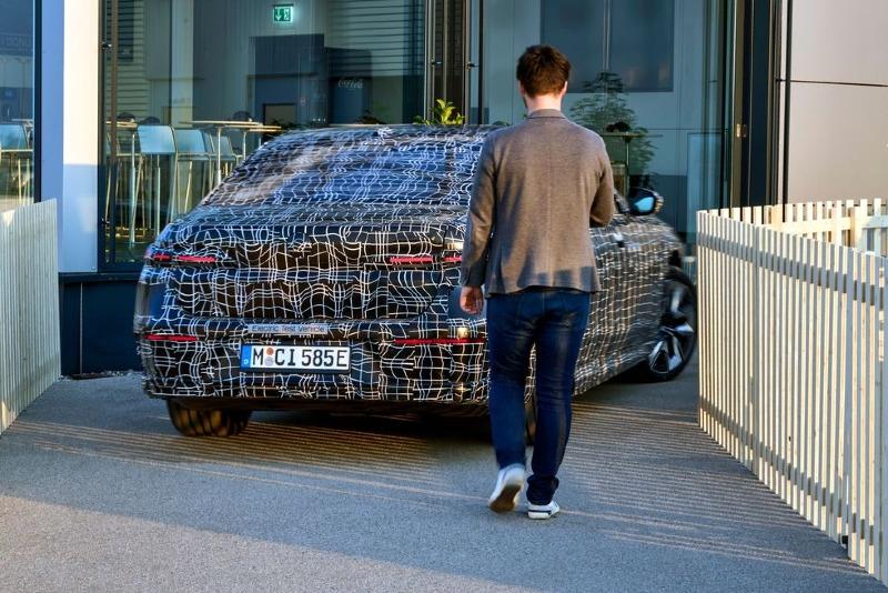 2023-bmw-i7-prototype-105-1649095319.jpg