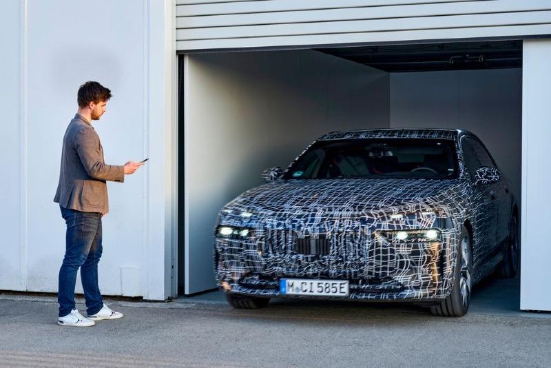 2023-bmw-i7-prototype-108-1649095315.jpg