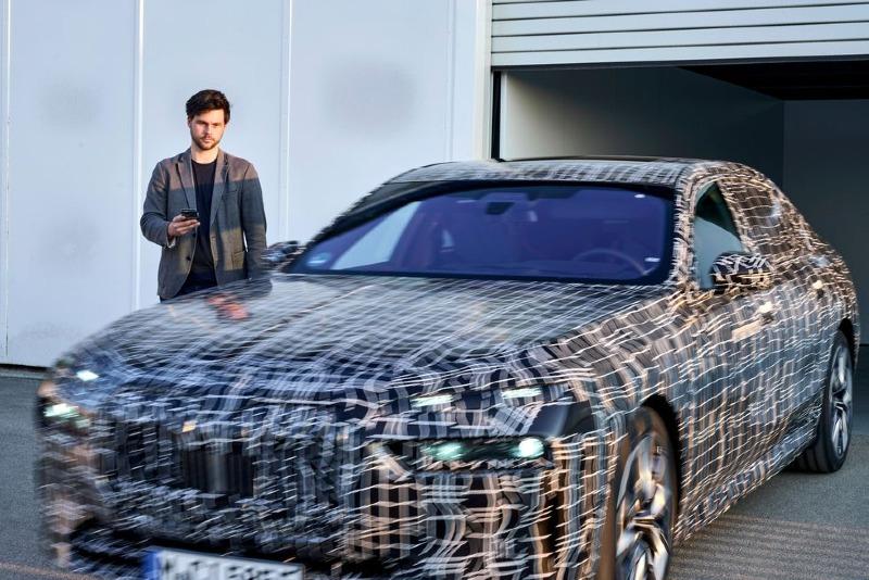 2023-bmw-i7-prototype-109-1649095318.jpg