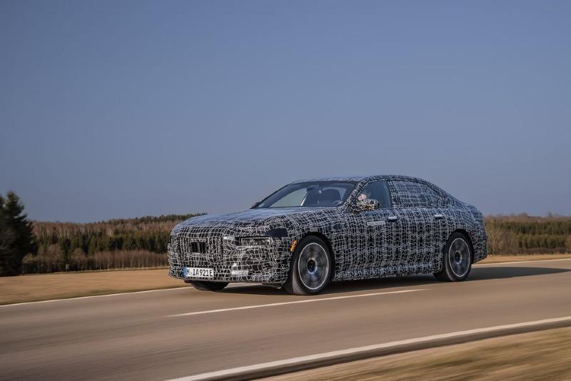 2023-bmw-i7-prototype-112-1649095321.jpg
