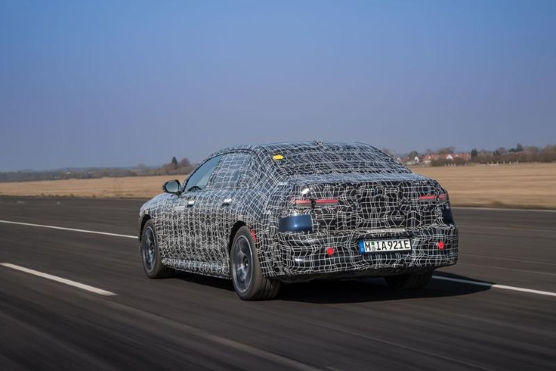 2023-bmw-i7-prototype-114-1649095322.jpg