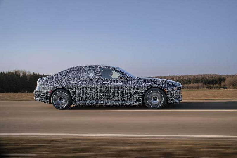 2023-bmw-i7-prototype-116-1649095323.jpg
