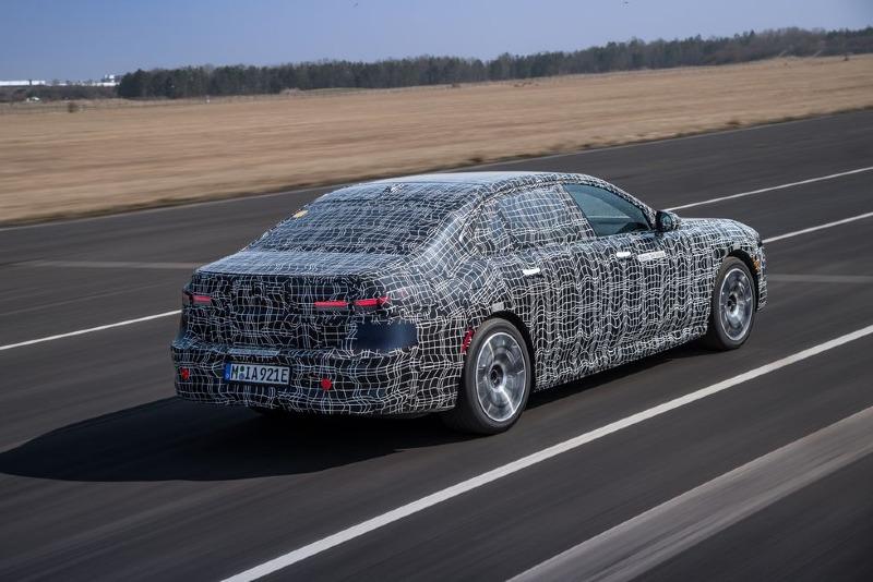 2023-bmw-i7-prototype-117-1649095323.jpg