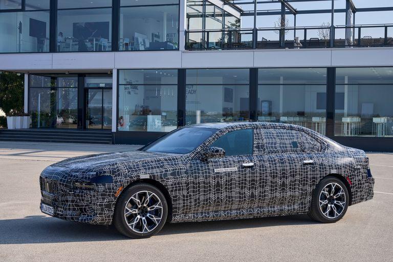 2023-bmw-i7-prototype-118-1649095324.jpg