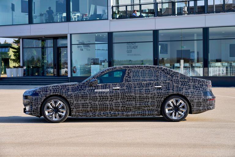 2023-bmw-i7-prototype-121-1649095326.jpg