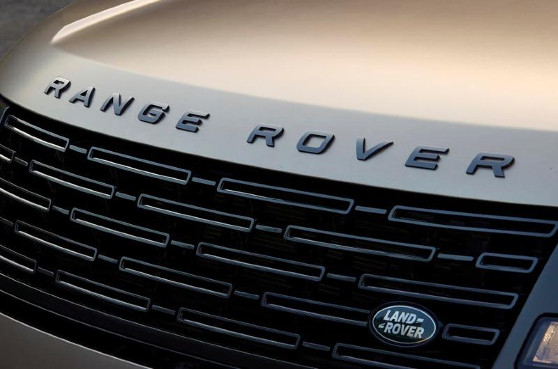 4-land-rover-range-rover-2022-first-drive-review-nose-badge_0.jpg