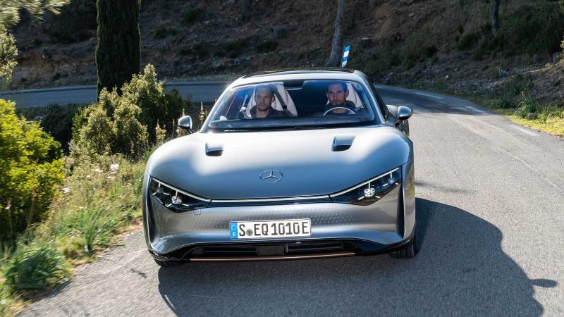 mercedes-benz-vision-eqxx-concept-exterior-front-view (2).jpg