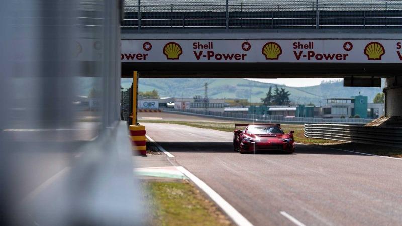ferrari-296-gt3-testing-at-fiorano-front-with-bridge.jpg