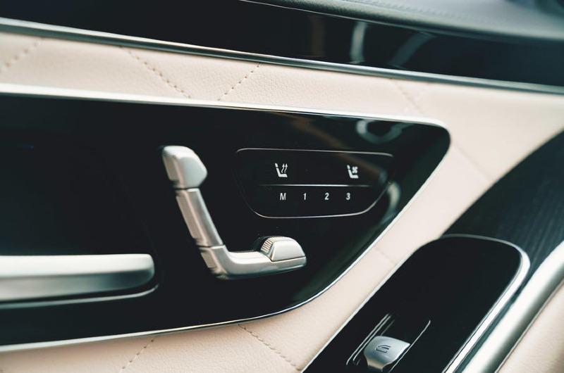 18-mercedes-benz-s-class-2022-road-test-review-seat-controls.jpg