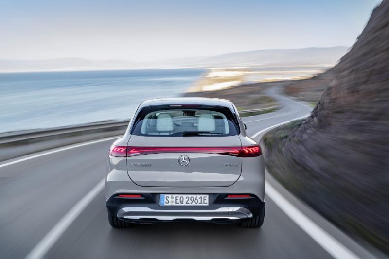 2023-mercedes-benz-eqs-suv_100837555_l.jpg