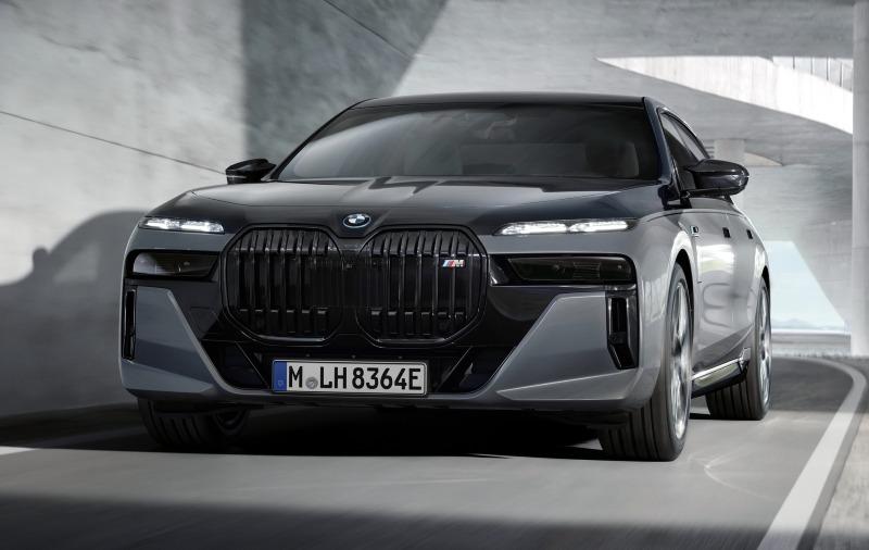2023-BMW-M760e-xDrive-18.jpg