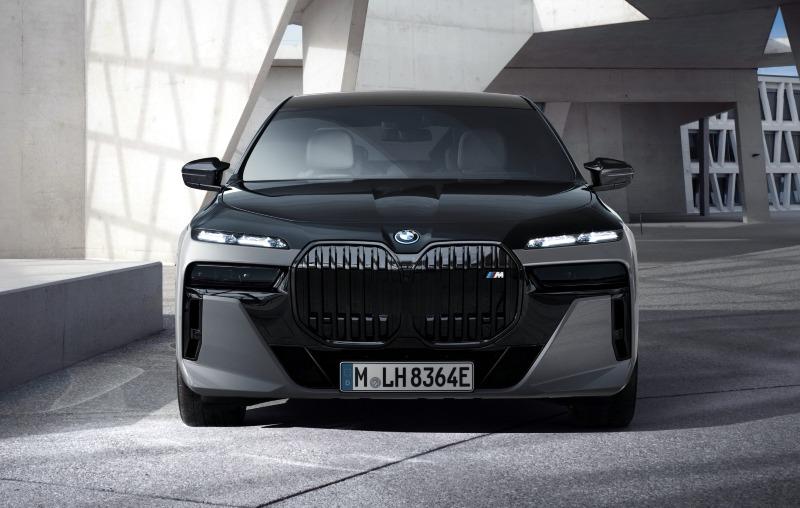 2023-BMW-M760e-xDrive-13.jpg