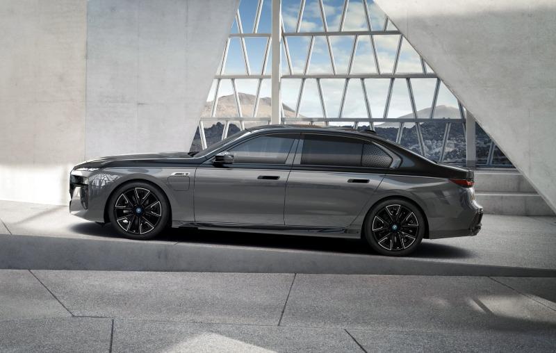 2023-BMW-M760e-xDrive-14.jpg