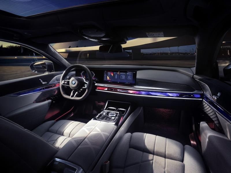 2023-BMW-M760e-xDrive-3.jpg