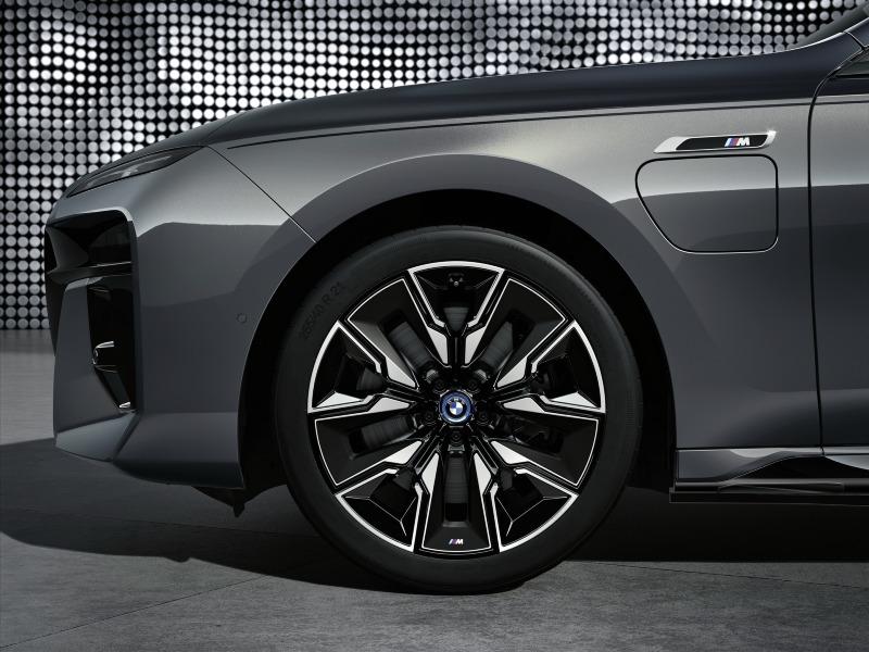 2023-BMW-M760e-xDrive-23.jpg
