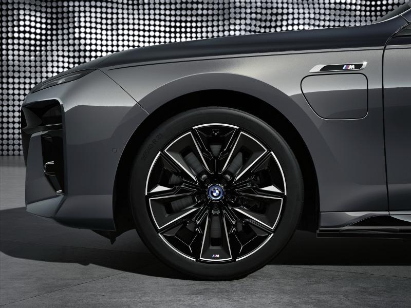 2023-BMW-M760e-xDrive-24.jpg
