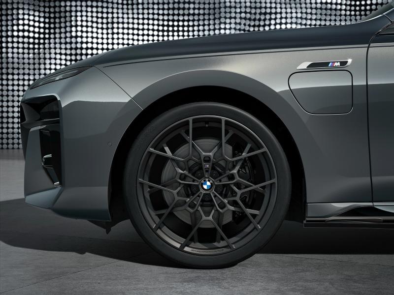 2023-BMW-M760e-xDrive-25.jpg