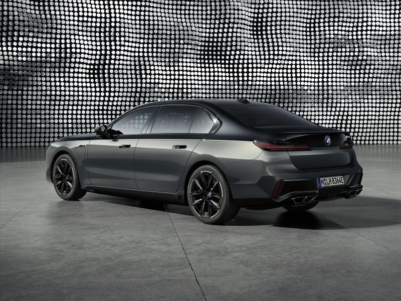 2023-BMW-M760e-xDrive-26.jpg