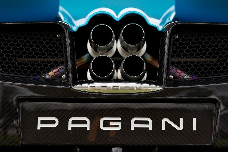 486314214-luxury-cars-line-up-at-salon-prive-event.jpg.jpg