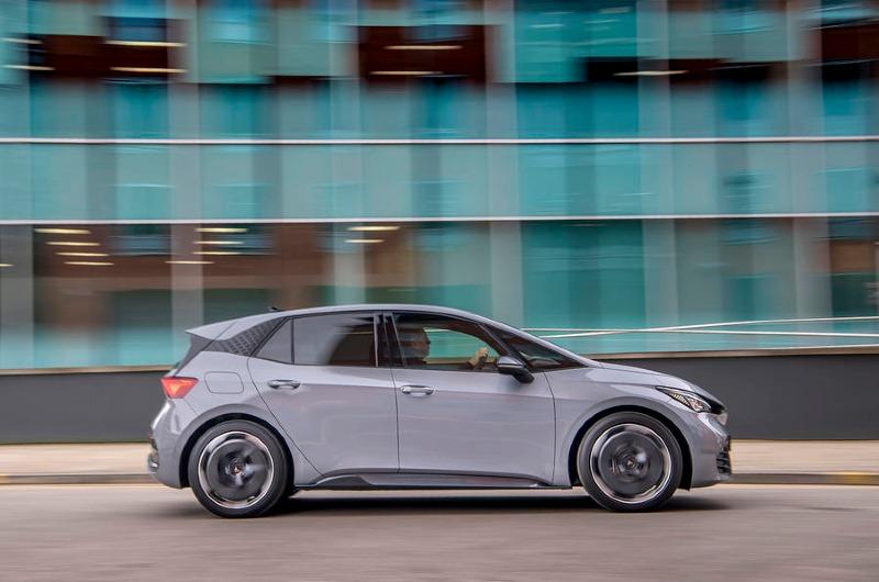 3_cupra_born_58kwh_panning.jpg
