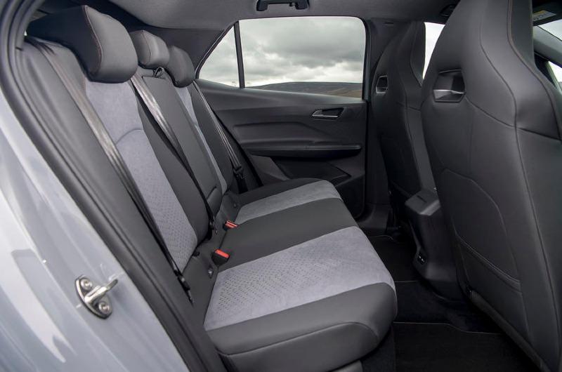 8_cupra_born_58kwh_back_seats.jpg