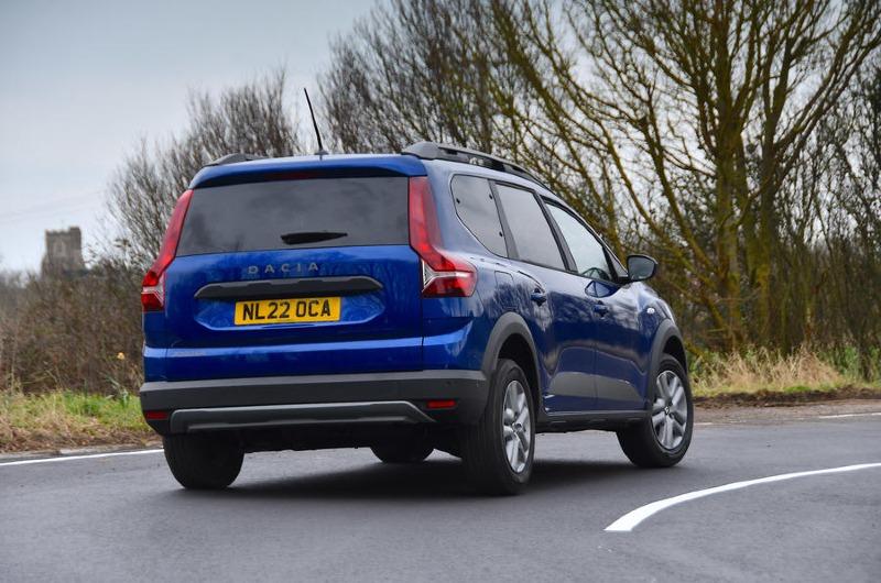 02-dacia-jogger-road-test-2022-rear-corner.jpg