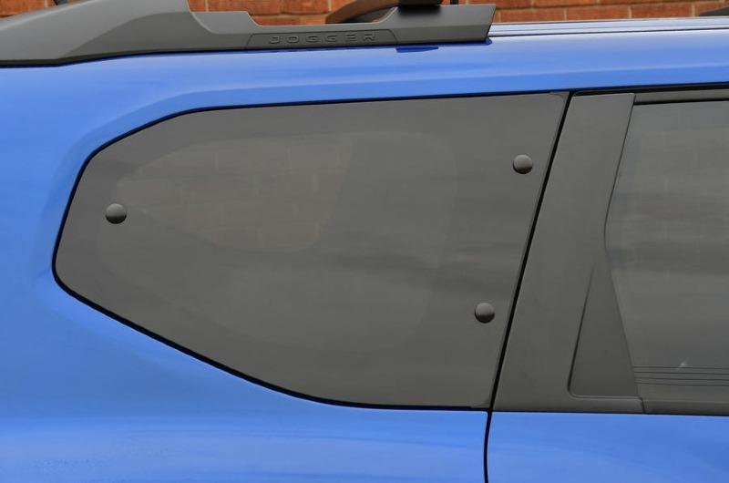 07-dacia-jogger-road-test-2022-rear-window.jpg