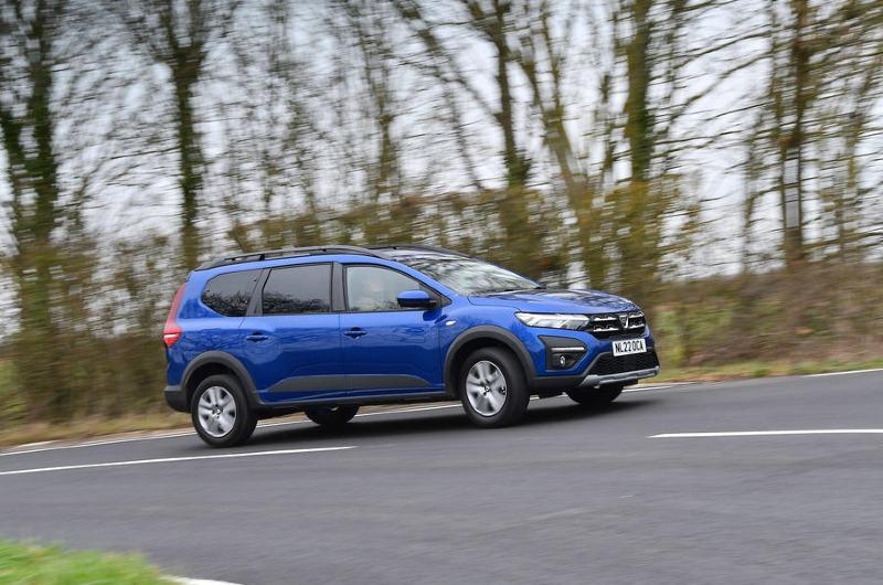 16-dacia-jogger-road-test-2022-side-corner.jpg