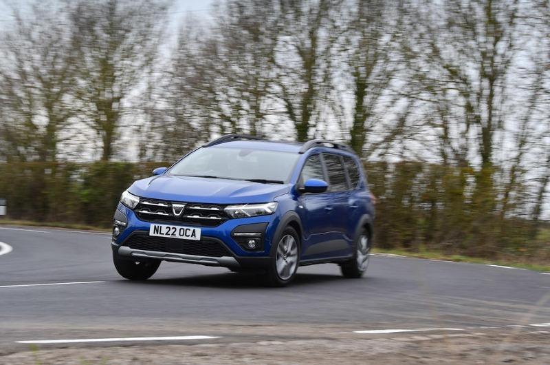 18-dacia-jogger-road-test-2022-front-corner.jpg