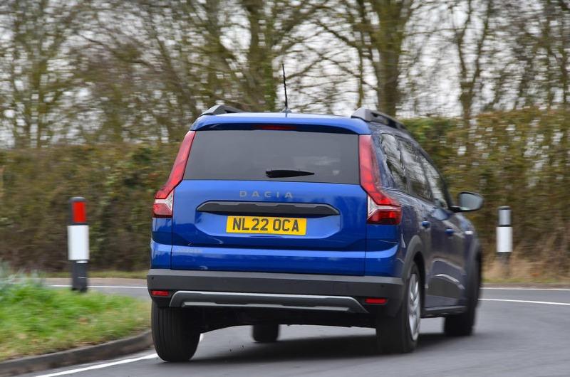 17-dacia-jogger-road-test-2022-rear-corner.jpg