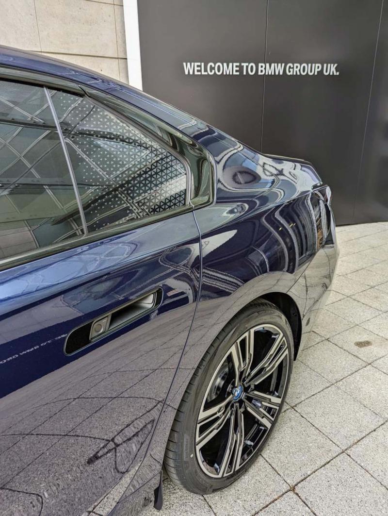 bmw-i7-tanzanite-blue-0006.jpg