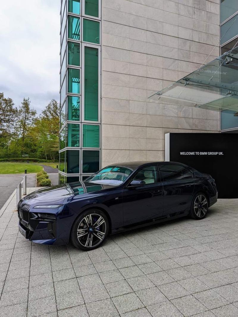 bmw-i7-tanzanite-blue-0003.jpg