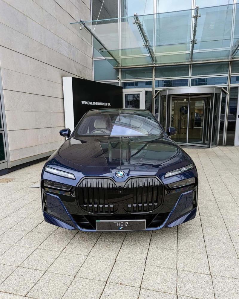 bmw-i7-tanzanite-blue-0000.jpg