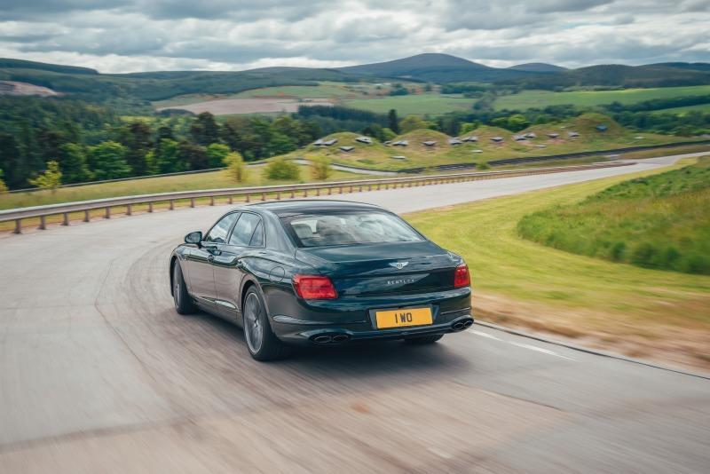 2021-Bentley-Flying-Spur-Hybrid_03.jpg