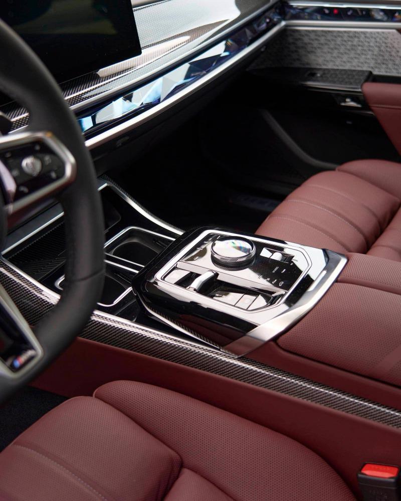 bmw-i7-7-series-21.jpg