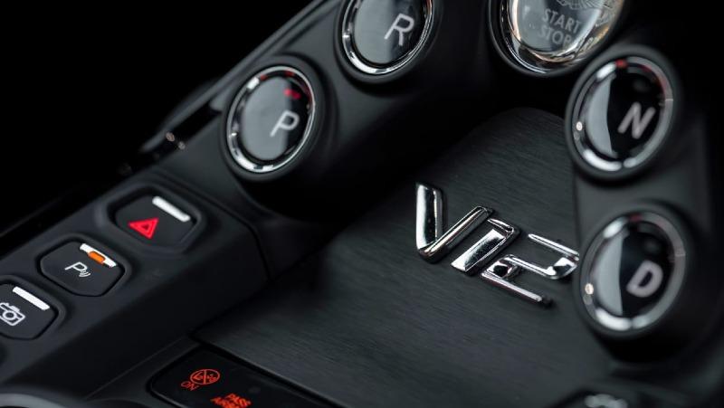 Aston Martin V12 Vantage 2022-13.jpg
