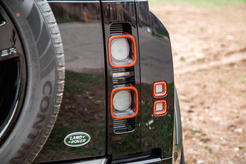 defender-v8-rear-lights.jpg